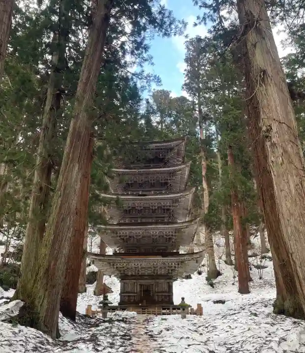 出羽神社(出羽三山神社)~三神合祭殿~の{uncategorized: "未分類", other: "その他", undefined: "問題あり", building: "その他建物", grave: "お墓", sacred_gate: "鳥居", guardian: "狛犬", statue: "像", buddha: "仏像", history: "歴史", nature: "自然", garden: "庭園", animal: "動物", pagoda: "塔", temizu: "手水舎", mountain_gate: "山門・神門", sanctuary: "本殿・本堂", subordinate: "末社・摂社", art: "芸術", scenery: "景色", jizo: "地蔵", ema: "絵馬", goshuin: "御朱印", omikuji: "おみくじ", items: "授与品その他", amulet: "お守り", goshuincho: "御朱印帳", eats: "食事", festival: "お祭り", votive_dance: "神楽", shichigosan: "七五三参", wedding: "結婚式", experience: "体験その他", initially: "初詣", around: "周辺", anti_infection: "感染症対策"}