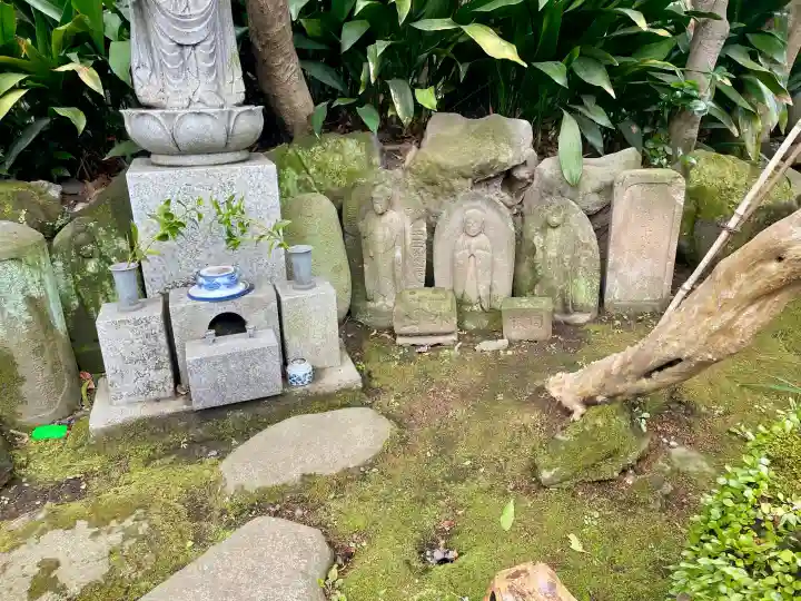 積徳寺の{uncategorized: "未分類", other: "その他", undefined: "問題あり", building: "その他建物", grave: "お墓", sacred_gate: "鳥居", guardian: "狛犬", statue: "像", buddha: "仏像", history: "歴史", nature: "自然", garden: "庭園", animal: "動物", pagoda: "塔", temizu: "手水舎", mountain_gate: "山門・神門", sanctuary: "本殿・本堂", subordinate: "末社・摂社", art: "芸術", scenery: "景色", jizo: "地蔵", ema: "絵馬", goshuin: "御朱印", omikuji: "おみくじ", items: "授与品その他", amulet: "お守り", goshuincho: "御朱印帳", eats: "食事", festival: "お祭り", votive_dance: "神楽", shichigosan: "七五三参", wedding: "結婚式", experience: "体験その他", initially: "初詣", around: "周辺", anti_infection: "感染症対策"}