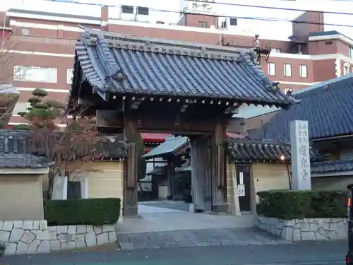 蓮光寺の山門