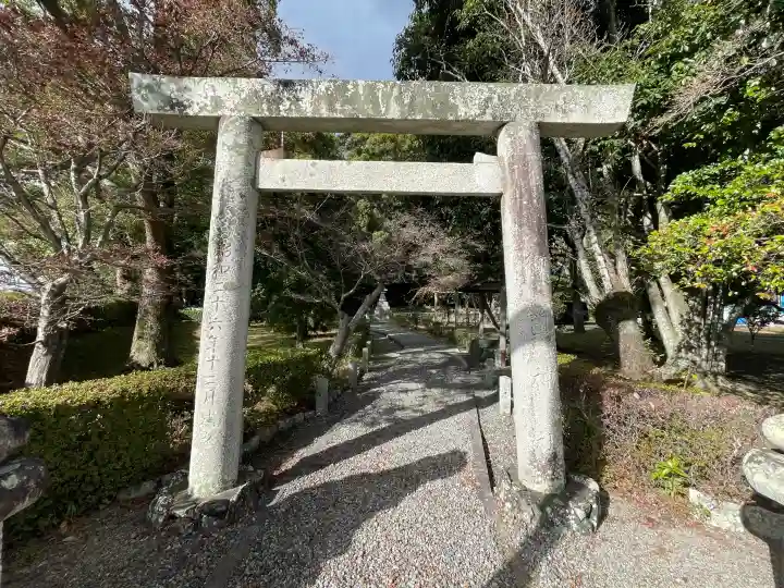御薗神社の{uncategorized: "未分類", other: "その他", undefined: "問題あり", building: "その他建物", grave: "お墓", sacred_gate: "鳥居", guardian: "狛犬", statue: "像", buddha: "仏像", history: "歴史", nature: "自然", garden: "庭園", animal: "動物", pagoda: "塔", temizu: "手水舎", mountain_gate: "山門・神門", sanctuary: "本殿・本堂", subordinate: "末社・摂社", art: "芸術", scenery: "景色", jizo: "地蔵", ema: "絵馬", goshuin: "御朱印", omikuji: "おみくじ", items: "授与品その他", amulet: "お守り", goshuincho: "御朱印帳", eats: "食事", festival: "お祭り", votive_dance: "神楽", shichigosan: "七五三参", wedding: "結婚式", experience: "体験その他", initially: "初詣", around: "周辺", anti_infection: "感染症対策"}