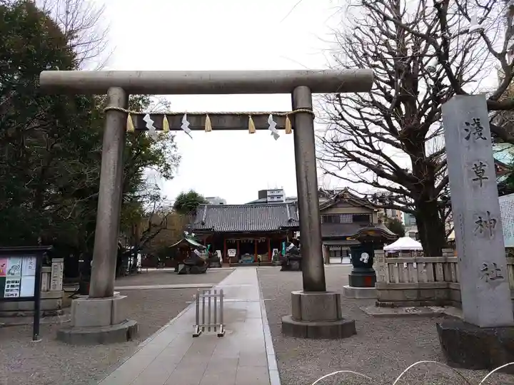 浅草神社の鳥居