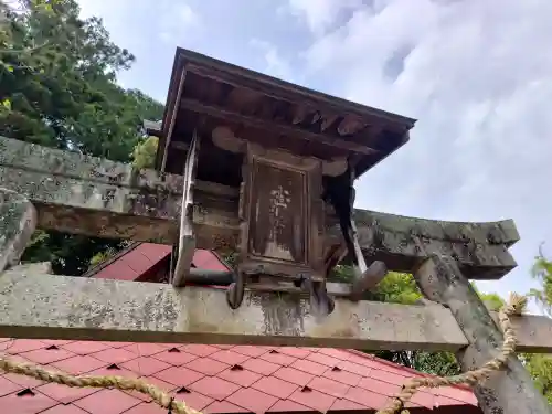 志波加神社の{uncategorized: "未分類", other: "その他", undefined: "問題あり", building: "その他建物", grave: "お墓", sacred_gate: "鳥居", guardian: "狛犬", statue: "像", buddha: "仏像", history: "歴史", nature: "自然", garden: "庭園", animal: "動物", pagoda: "塔", temizu: "手水舎", mountain_gate: "山門・神門", sanctuary: "本殿・本堂", subordinate: "末社・摂社", art: "芸術", scenery: "景色", jizo: "地蔵", ema: "絵馬", goshuin: "御朱印", omikuji: "おみくじ", items: "授与品その他", amulet: "お守り", goshuincho: "御朱印帳", eats: "食事", festival: "お祭り", votive_dance: "神楽", shichigosan: "七五三参", wedding: "結婚式", experience: "体験その他", initially: "初詣", around: "周辺", anti_infection: "感染症対策"}