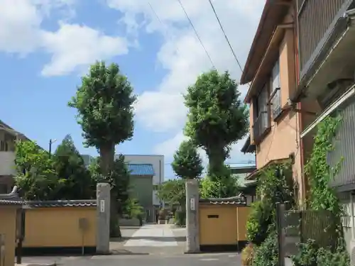 覚王寺の山門