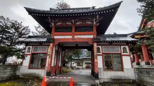 眞久寺の山門