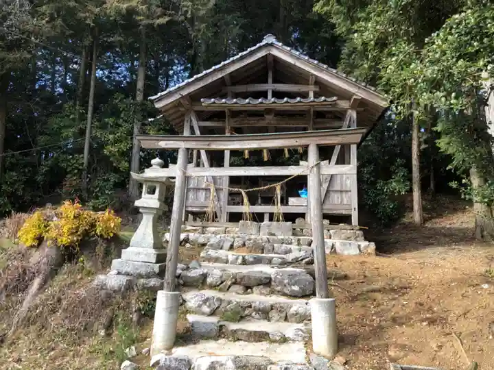 井戸鐘乳穴神社の末社・摂社