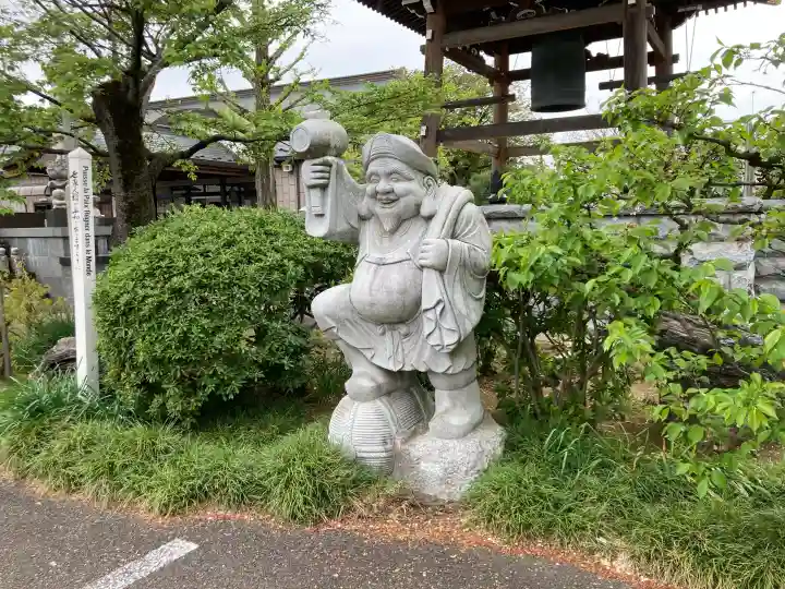 観蔵院の{uncategorized: "未分類", other: "その他", undefined: "問題あり", building: "その他建物", grave: "お墓", sacred_gate: "鳥居", guardian: "狛犬", statue: "像", buddha: "仏像", history: "歴史", nature: "自然", garden: "庭園", animal: "動物", pagoda: "塔", temizu: "手水舎", mountain_gate: "山門・神門", sanctuary: "本殿・本堂", subordinate: "末社・摂社", art: "芸術", scenery: "景色", jizo: "地蔵", ema: "絵馬", goshuin: "御朱印", omikuji: "おみくじ", items: "授与品その他", amulet: "お守り", goshuincho: "御朱印帳", eats: "食事", festival: "お祭り", votive_dance: "神楽", shichigosan: "七五三参", wedding: "結婚式", experience: "体験その他", initially: "初詣", around: "周辺", anti_infection: "感染症対策"}