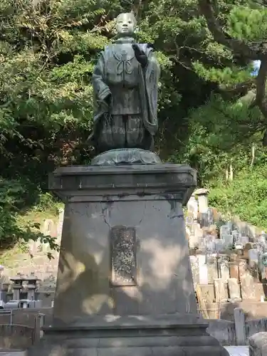 誕生寺の像