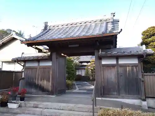 栄楽寺の山門