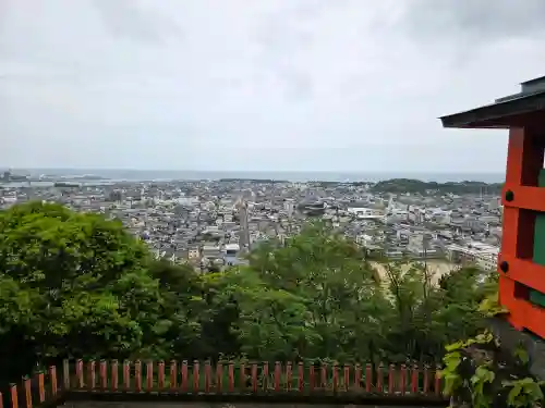 神倉神社（熊野速玉大社摂社）の{uncategorized: "未分類", other: "その他", undefined: "問題あり", building: "その他建物", grave: "お墓", sacred_gate: "鳥居", guardian: "狛犬", statue: "像", buddha: "仏像", history: "歴史", nature: "自然", garden: "庭園", animal: "動物", pagoda: "塔", temizu: "手水舎", mountain_gate: "山門・神門", sanctuary: "本殿・本堂", subordinate: "末社・摂社", art: "芸術", scenery: "景色", jizo: "地蔵", ema: "絵馬", goshuin: "御朱印", omikuji: "おみくじ", items: "授与品その他", amulet: "お守り", goshuincho: "御朱印帳", eats: "食事", festival: "お祭り", votive_dance: "神楽", shichigosan: "七五三参", wedding: "結婚式", experience: "体験その他", initially: "初詣", around: "周辺", anti_infection: "感染症対策"}