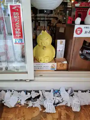 長崎尾曲がり猫神社の像