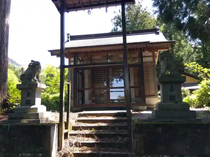 八幡神社(白山神社)の{uncategorized: "未分類", other: "その他", undefined: "問題あり", building: "その他建物", grave: "お墓", sacred_gate: "鳥居", guardian: "狛犬", statue: "像", buddha: "仏像", history: "歴史", nature: "自然", garden: "庭園", animal: "動物", pagoda: "塔", temizu: "手水舎", mountain_gate: "山門・神門", sanctuary: "本殿・本堂", subordinate: "末社・摂社", art: "芸術", scenery: "景色", jizo: "地蔵", ema: "絵馬", goshuin: "御朱印", omikuji: "おみくじ", items: "授与品その他", amulet: "お守り", goshuincho: "御朱印帳", eats: "食事", festival: "お祭り", votive_dance: "神楽", shichigosan: "七五三参", wedding: "結婚式", experience: "体験その他", initially: "初詣", around: "周辺", anti_infection: "感染症対策"}
