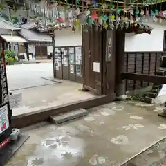 普門寺(切り絵御朱印発祥の寺)の山門