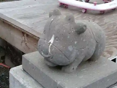 タカトシ牧場神社の狛犬