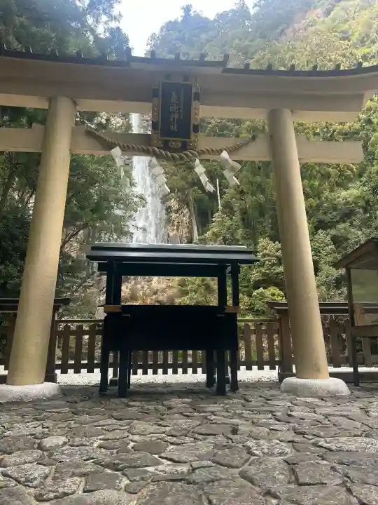 飛瀧神社(熊野那智大社別宮)の{uncategorized: "未分類", other: "その他", undefined: "問題あり", building: "その他建物", grave: "お墓", sacred_gate: "鳥居", guardian: "狛犬", statue: "像", buddha: "仏像", history: "歴史", nature: "自然", garden: "庭園", animal: "動物", pagoda: "塔", temizu: "手水舎", mountain_gate: "山門・神門", sanctuary: "本殿・本堂", subordinate: "末社・摂社", art: "芸術", scenery: "景色", jizo: "地蔵", ema: "絵馬", goshuin: "御朱印", omikuji: "おみくじ", items: "授与品その他", amulet: "お守り", goshuincho: "御朱印帳", eats: "食事", festival: "お祭り", votive_dance: "神楽", shichigosan: "七五三参", wedding: "結婚式", experience: "体験その他", initially: "初詣", around: "周辺", anti_infection: "感染症対策"}