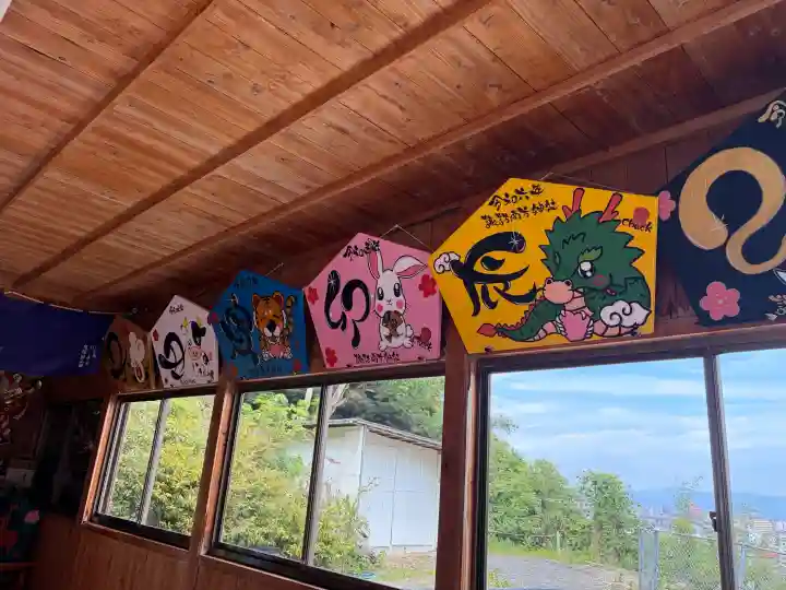 南方神社(諏訪南方神社)の{uncategorized: "未分類", other: "その他", undefined: "問題あり", building: "その他建物", grave: "お墓", sacred_gate: "鳥居", guardian: "狛犬", statue: "像", buddha: "仏像", history: "歴史", nature: "自然", garden: "庭園", animal: "動物", pagoda: "塔", temizu: "手水舎", mountain_gate: "山門・神門", sanctuary: "本殿・本堂", subordinate: "末社・摂社", art: "芸術", scenery: "景色", jizo: "地蔵", ema: "絵馬", goshuin: "御朱印", omikuji: "おみくじ", items: "授与品その他", amulet: "お守り", goshuincho: "御朱印帳", eats: "食事", festival: "お祭り", votive_dance: "神楽", shichigosan: "七五三参", wedding: "結婚式", experience: "体験その他", initially: "初詣", around: "周辺", anti_infection: "感染症対策"}