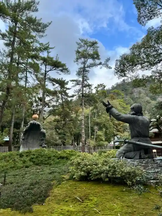 出雲大社の{uncategorized: "未分類", other: "その他", undefined: "問題あり", building: "その他建物", grave: "お墓", sacred_gate: "鳥居", guardian: "狛犬", statue: "像", buddha: "仏像", history: "歴史", nature: "自然", garden: "庭園", animal: "動物", pagoda: "塔", temizu: "手水舎", mountain_gate: "山門・神門", sanctuary: "本殿・本堂", subordinate: "末社・摂社", art: "芸術", scenery: "景色", jizo: "地蔵", ema: "絵馬", goshuin: "御朱印", omikuji: "おみくじ", items: "授与品その他", amulet: "お守り", goshuincho: "御朱印帳", eats: "食事", festival: "お祭り", votive_dance: "神楽", shichigosan: "七五三参", wedding: "結婚式", experience: "体験その他", initially: "初詣", around: "周辺", anti_infection: "感染症対策"}