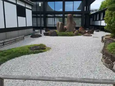 崇禅寺の{uncategorized: "未分類", other: "その他", undefined: "問題あり", building: "その他建物", grave: "お墓", sacred_gate: "鳥居", guardian: "狛犬", statue: "像", buddha: "仏像", history: "歴史", nature: "自然", garden: "庭園", animal: "動物", pagoda: "塔", temizu: "手水舎", mountain_gate: "山門・神門", sanctuary: "本殿・本堂", subordinate: "末社・摂社", art: "芸術", scenery: "景色", jizo: "地蔵", ema: "絵馬", goshuin: "御朱印", omikuji: "おみくじ", items: "授与品その他", amulet: "お守り", goshuincho: "御朱印帳", eats: "食事", festival: "お祭り", votive_dance: "神楽", shichigosan: "七五三参", wedding: "結婚式", experience: "体験その他", initially: "初詣", around: "周辺", anti_infection: "感染症対策"}