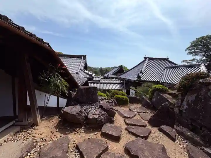 興聖寺(興聖寶林禅寺)の{uncategorized: "未分類", other: "その他", undefined: "問題あり", building: "その他建物", grave: "お墓", sacred_gate: "鳥居", guardian: "狛犬", statue: "像", buddha: "仏像", history: "歴史", nature: "自然", garden: "庭園", animal: "動物", pagoda: "塔", temizu: "手水舎", mountain_gate: "山門・神門", sanctuary: "本殿・本堂", subordinate: "末社・摂社", art: "芸術", scenery: "景色", jizo: "地蔵", ema: "絵馬", goshuin: "御朱印", omikuji: "おみくじ", items: "授与品その他", amulet: "お守り", goshuincho: "御朱印帳", eats: "食事", festival: "お祭り", votive_dance: "神楽", shichigosan: "七五三参", wedding: "結婚式", experience: "体験その他", initially: "初詣", around: "周辺", anti_infection: "感染症対策"}