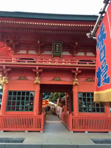 穴八幡宮の山門・神門