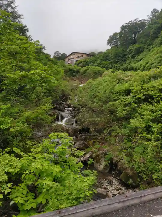 月山神社本宮の周辺