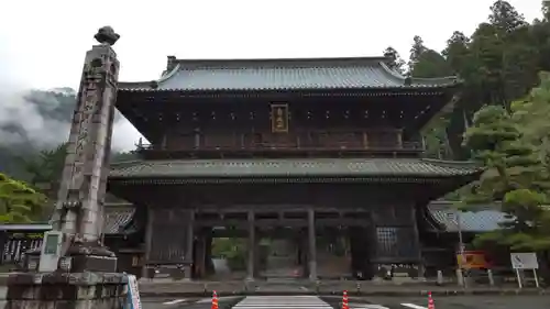 久遠寺の山門