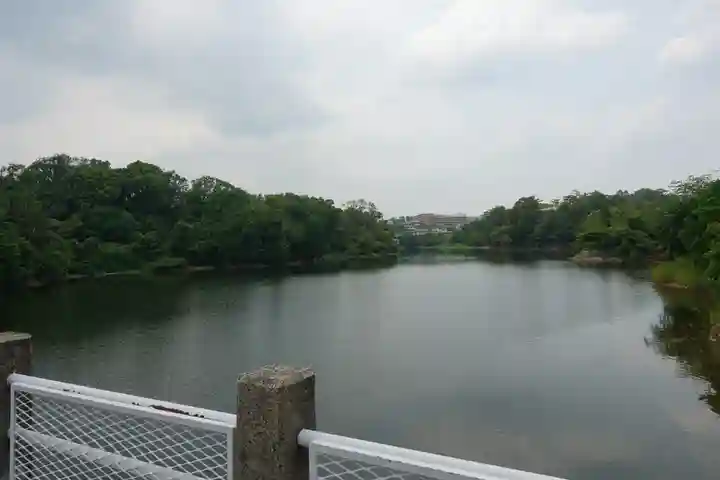 あやめ池神社の周辺