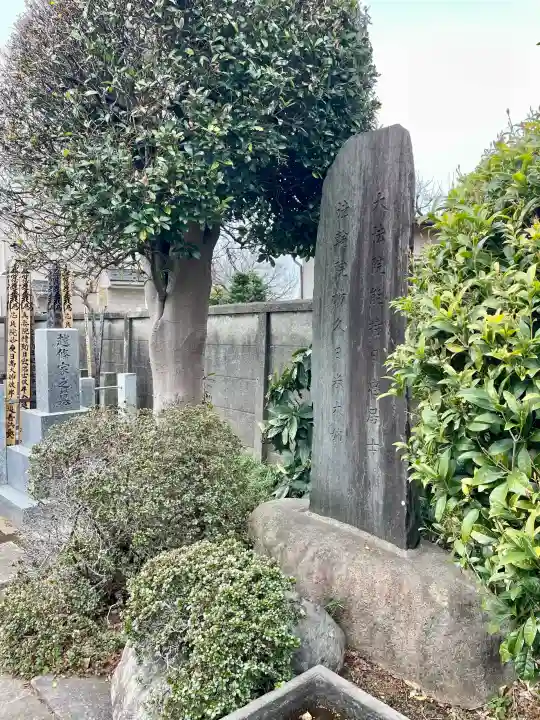 本通寺の{uncategorized: "未分類", other: "その他", undefined: "問題あり", building: "その他建物", grave: "お墓", sacred_gate: "鳥居", guardian: "狛犬", statue: "像", buddha: "仏像", history: "歴史", nature: "自然", garden: "庭園", animal: "動物", pagoda: "塔", temizu: "手水舎", mountain_gate: "山門・神門", sanctuary: "本殿・本堂", subordinate: "末社・摂社", art: "芸術", scenery: "景色", jizo: "地蔵", ema: "絵馬", goshuin: "御朱印", omikuji: "おみくじ", items: "授与品その他", amulet: "お守り", goshuincho: "御朱印帳", eats: "食事", festival: "お祭り", votive_dance: "神楽", shichigosan: "七五三参", wedding: "結婚式", experience: "体験その他", initially: "初詣", around: "周辺", anti_infection: "感染症対策"}