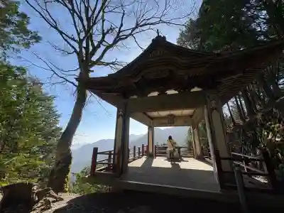 三峯神社の{uncategorized: "未分類", other: "その他", undefined: "問題あり", building: "その他建物", grave: "お墓", sacred_gate: "鳥居", guardian: "狛犬", statue: "像", buddha: "仏像", history: "歴史", nature: "自然", garden: "庭園", animal: "動物", pagoda: "塔", temizu: "手水舎", mountain_gate: "山門・神門", sanctuary: "本殿・本堂", subordinate: "末社・摂社", art: "芸術", scenery: "景色", jizo: "地蔵", ema: "絵馬", goshuin: "御朱印", omikuji: "おみくじ", items: "授与品その他", amulet: "お守り", goshuincho: "御朱印帳", eats: "食事", festival: "お祭り", votive_dance: "神楽", shichigosan: "七五三参", wedding: "結婚式", experience: "体験その他", initially: "初詣", around: "周辺", anti_infection: "感染症対策"}