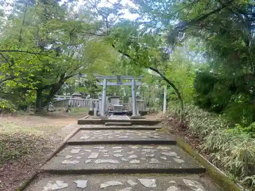 高龗神社の{uncategorized: "未分類", other: "その他", undefined: "問題あり", building: "その他建物", grave: "お墓", sacred_gate: "鳥居", guardian: "狛犬", statue: "像", buddha: "仏像", history: "歴史", nature: "自然", garden: "庭園", animal: "動物", pagoda: "塔", temizu: "手水舎", mountain_gate: "山門・神門", sanctuary: "本殿・本堂", subordinate: "末社・摂社", art: "芸術", scenery: "景色", jizo: "地蔵", ema: "絵馬", goshuin: "御朱印", omikuji: "おみくじ", items: "授与品その他", amulet: "お守り", goshuincho: "御朱印帳", eats: "食事", festival: "お祭り", votive_dance: "神楽", shichigosan: "七五三参", wedding: "結婚式", experience: "体験その他", initially: "初詣", around: "周辺", anti_infection: "感染症対策"}