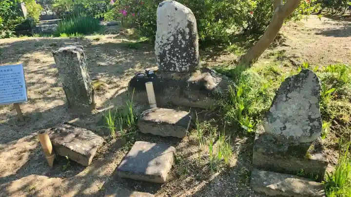 円通寺の{uncategorized: "未分類", other: "その他", undefined: "問題あり", building: "その他建物", grave: "お墓", sacred_gate: "鳥居", guardian: "狛犬", statue: "像", buddha: "仏像", history: "歴史", nature: "自然", garden: "庭園", animal: "動物", pagoda: "塔", temizu: "手水舎", mountain_gate: "山門・神門", sanctuary: "本殿・本堂", subordinate: "末社・摂社", art: "芸術", scenery: "景色", jizo: "地蔵", ema: "絵馬", goshuin: "御朱印", omikuji: "おみくじ", items: "授与品その他", amulet: "お守り", goshuincho: "御朱印帳", eats: "食事", festival: "お祭り", votive_dance: "神楽", shichigosan: "七五三参", wedding: "結婚式", experience: "体験その他", initially: "初詣", around: "周辺", anti_infection: "感染症対策"}