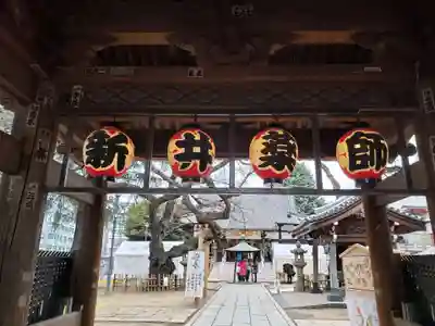 新井薬師(梅照院)の山門・神門