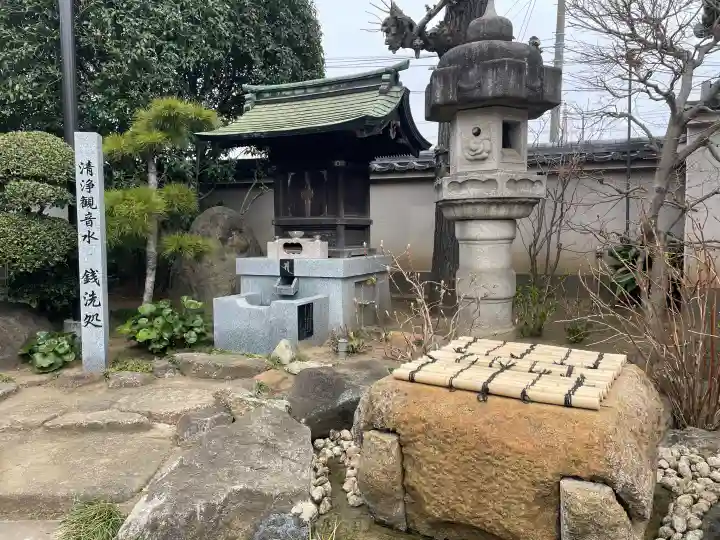 観音寺の{uncategorized: "未分類", other: "その他", undefined: "問題あり", building: "その他建物", grave: "お墓", sacred_gate: "鳥居", guardian: "狛犬", statue: "像", buddha: "仏像", history: "歴史", nature: "自然", garden: "庭園", animal: "動物", pagoda: "塔", temizu: "手水舎", mountain_gate: "山門・神門", sanctuary: "本殿・本堂", subordinate: "末社・摂社", art: "芸術", scenery: "景色", jizo: "地蔵", ema: "絵馬", goshuin: "御朱印", omikuji: "おみくじ", items: "授与品その他", amulet: "お守り", goshuincho: "御朱印帳", eats: "食事", festival: "お祭り", votive_dance: "神楽", shichigosan: "七五三参", wedding: "結婚式", experience: "体験その他", initially: "初詣", around: "周辺", anti_infection: "感染症対策"}