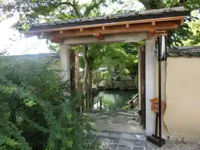 新薬師寺の山門・神門