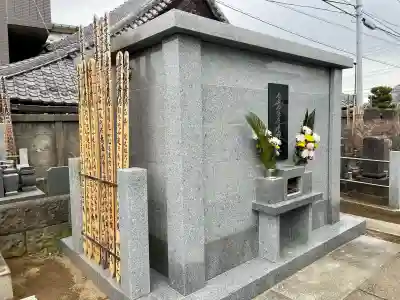 本通寺の{uncategorized: "未分類", other: "その他", undefined: "問題あり", building: "その他建物", grave: "お墓", sacred_gate: "鳥居", guardian: "狛犬", statue: "像", buddha: "仏像", history: "歴史", nature: "自然", garden: "庭園", animal: "動物", pagoda: "塔", temizu: "手水舎", mountain_gate: "山門・神門", sanctuary: "本殿・本堂", subordinate: "末社・摂社", art: "芸術", scenery: "景色", jizo: "地蔵", ema: "絵馬", goshuin: "御朱印", omikuji: "おみくじ", items: "授与品その他", amulet: "お守り", goshuincho: "御朱印帳", eats: "食事", festival: "お祭り", votive_dance: "神楽", shichigosan: "七五三参", wedding: "結婚式", experience: "体験その他", initially: "初詣", around: "周辺", anti_infection: "感染症対策"}