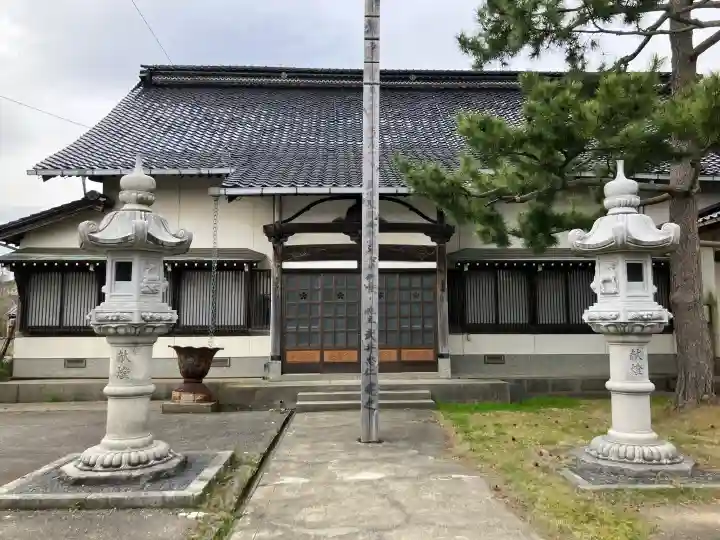霊泉寺の{uncategorized: "未分類", other: "その他", undefined: "問題あり", building: "その他建物", grave: "お墓", sacred_gate: "鳥居", guardian: "狛犬", statue: "像", buddha: "仏像", history: "歴史", nature: "自然", garden: "庭園", animal: "動物", pagoda: "塔", temizu: "手水舎", mountain_gate: "山門・神門", sanctuary: "本殿・本堂", subordinate: "末社・摂社", art: "芸術", scenery: "景色", jizo: "地蔵", ema: "絵馬", goshuin: "御朱印", omikuji: "おみくじ", items: "授与品その他", amulet: "お守り", goshuincho: "御朱印帳", eats: "食事", festival: "お祭り", votive_dance: "神楽", shichigosan: "七五三参", wedding: "結婚式", experience: "体験その他", initially: "初詣", around: "周辺", anti_infection: "感染症対策"}