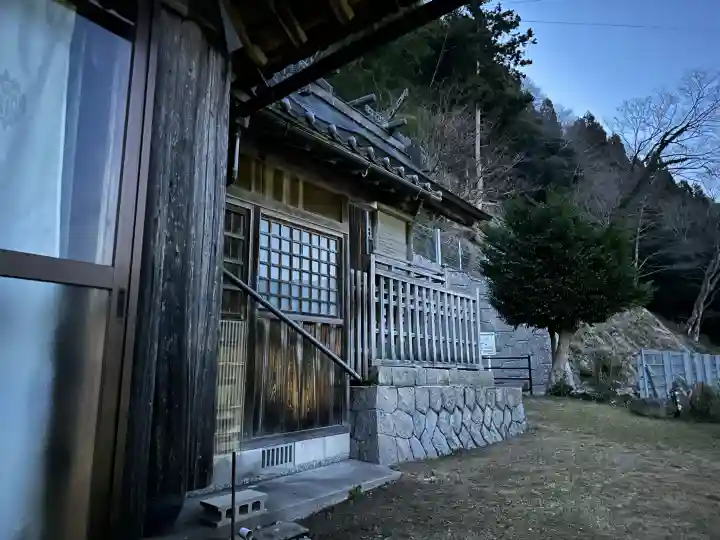 湯神社の{uncategorized: "未分類", other: "その他", undefined: "問題あり", building: "その他建物", grave: "お墓", sacred_gate: "鳥居", guardian: "狛犬", statue: "像", buddha: "仏像", history: "歴史", nature: "自然", garden: "庭園", animal: "動物", pagoda: "塔", temizu: "手水舎", mountain_gate: "山門・神門", sanctuary: "本殿・本堂", subordinate: "末社・摂社", art: "芸術", scenery: "景色", jizo: "地蔵", ema: "絵馬", goshuin: "御朱印", omikuji: "おみくじ", items: "授与品その他", amulet: "お守り", goshuincho: "御朱印帳", eats: "食事", festival: "お祭り", votive_dance: "神楽", shichigosan: "七五三参", wedding: "結婚式", experience: "体験その他", initially: "初詣", around: "周辺", anti_infection: "感染症対策"}