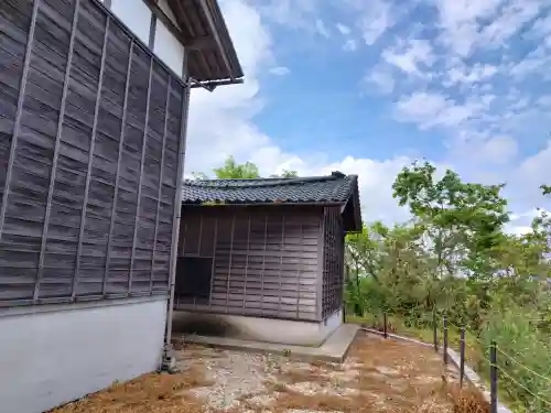 鰀目嶽神社の{uncategorized: "未分類", other: "その他", undefined: "問題あり", building: "その他建物", grave: "お墓", sacred_gate: "鳥居", guardian: "狛犬", statue: "像", buddha: "仏像", history: "歴史", nature: "自然", garden: "庭園", animal: "動物", pagoda: "塔", temizu: "手水舎", mountain_gate: "山門・神門", sanctuary: "本殿・本堂", subordinate: "末社・摂社", art: "芸術", scenery: "景色", jizo: "地蔵", ema: "絵馬", goshuin: "御朱印", omikuji: "おみくじ", items: "授与品その他", amulet: "お守り", goshuincho: "御朱印帳", eats: "食事", festival: "お祭り", votive_dance: "神楽", shichigosan: "七五三参", wedding: "結婚式", experience: "体験その他", initially: "初詣", around: "周辺", anti_infection: "感染症対策"}