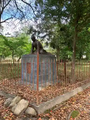 作楽神社の像