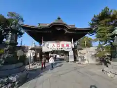 豊川閣　妙厳寺の山門