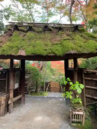 祇王寺の山門・神門