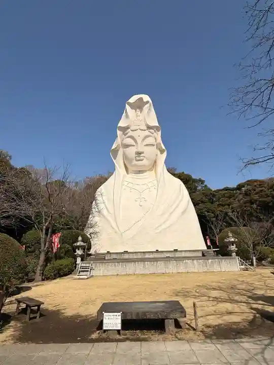 大船観音寺の{uncategorized: "未分類", other: "その他", undefined: "問題あり", building: "その他建物", grave: "お墓", sacred_gate: "鳥居", guardian: "狛犬", statue: "像", buddha: "仏像", history: "歴史", nature: "自然", garden: "庭園", animal: "動物", pagoda: "塔", temizu: "手水舎", mountain_gate: "山門・神門", sanctuary: "本殿・本堂", subordinate: "末社・摂社", art: "芸術", scenery: "景色", jizo: "地蔵", ema: "絵馬", goshuin: "御朱印", omikuji: "おみくじ", items: "授与品その他", amulet: "お守り", goshuincho: "御朱印帳", eats: "食事", festival: "お祭り", votive_dance: "神楽", shichigosan: "七五三参", wedding: "結婚式", experience: "体験その他", initially: "初詣", around: "周辺", anti_infection: "感染症対策"}