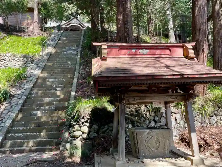 與瀬神社(与瀬神社)の{uncategorized: "未分類", other: "その他", undefined: "問題あり", building: "その他建物", grave: "お墓", sacred_gate: "鳥居", guardian: "狛犬", statue: "像", buddha: "仏像", history: "歴史", nature: "自然", garden: "庭園", animal: "動物", pagoda: "塔", temizu: "手水舎", mountain_gate: "山門・神門", sanctuary: "本殿・本堂", subordinate: "末社・摂社", art: "芸術", scenery: "景色", jizo: "地蔵", ema: "絵馬", goshuin: "御朱印", omikuji: "おみくじ", items: "授与品その他", amulet: "お守り", goshuincho: "御朱印帳", eats: "食事", festival: "お祭り", votive_dance: "神楽", shichigosan: "七五三参", wedding: "結婚式", experience: "体験その他", initially: "初詣", around: "周辺", anti_infection: "感染症対策"}