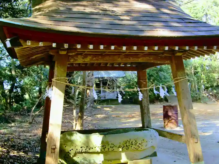 左右神社の手水舎