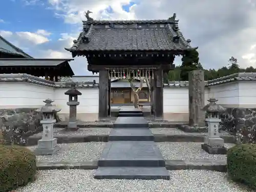 養運坊の山門