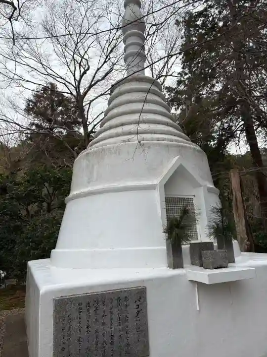 龍安寺の{uncategorized: "未分類", other: "その他", undefined: "問題あり", building: "その他建物", grave: "お墓", sacred_gate: "鳥居", guardian: "狛犬", statue: "像", buddha: "仏像", history: "歴史", nature: "自然", garden: "庭園", animal: "動物", pagoda: "塔", temizu: "手水舎", mountain_gate: "山門・神門", sanctuary: "本殿・本堂", subordinate: "末社・摂社", art: "芸術", scenery: "景色", jizo: "地蔵", ema: "絵馬", goshuin: "御朱印", omikuji: "おみくじ", items: "授与品その他", amulet: "お守り", goshuincho: "御朱印帳", eats: "食事", festival: "お祭り", votive_dance: "神楽", shichigosan: "七五三参", wedding: "結婚式", experience: "体験その他", initially: "初詣", around: "周辺", anti_infection: "感染症対策"}