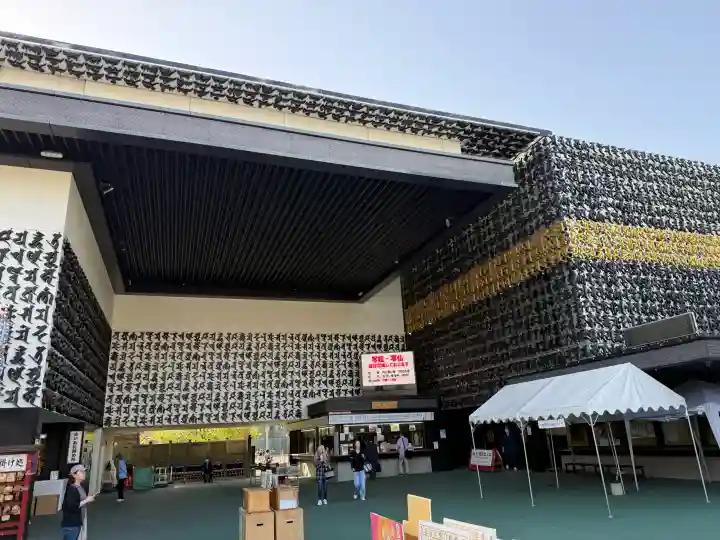成田山深川不動堂(新勝寺東京別院)の{uncategorized: "未分類", other: "その他", undefined: "問題あり", building: "その他建物", grave: "お墓", sacred_gate: "鳥居", guardian: "狛犬", statue: "像", buddha: "仏像", history: "歴史", nature: "自然", garden: "庭園", animal: "動物", pagoda: "塔", temizu: "手水舎", mountain_gate: "山門・神門", sanctuary: "本殿・本堂", subordinate: "末社・摂社", art: "芸術", scenery: "景色", jizo: "地蔵", ema: "絵馬", goshuin: "御朱印", omikuji: "おみくじ", items: "授与品その他", amulet: "お守り", goshuincho: "御朱印帳", eats: "食事", festival: "お祭り", votive_dance: "神楽", shichigosan: "七五三参", wedding: "結婚式", experience: "体験その他", initially: "初詣", around: "周辺", anti_infection: "感染症対策"}