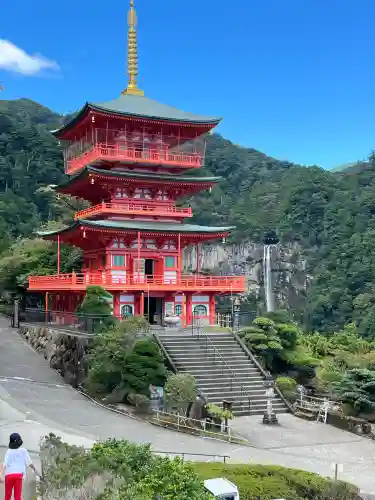 熊野那智大社の{uncategorized: "未分類", other: "その他", undefined: "問題あり", building: "その他建物", grave: "お墓", sacred_gate: "鳥居", guardian: "狛犬", statue: "像", buddha: "仏像", history: "歴史", nature: "自然", garden: "庭園", animal: "動物", pagoda: "塔", temizu: "手水舎", mountain_gate: "山門・神門", sanctuary: "本殿・本堂", subordinate: "末社・摂社", art: "芸術", scenery: "景色", jizo: "地蔵", ema: "絵馬", goshuin: "御朱印", omikuji: "おみくじ", items: "授与品その他", amulet: "お守り", goshuincho: "御朱印帳", eats: "食事", festival: "お祭り", votive_dance: "神楽", shichigosan: "七五三参", wedding: "結婚式", experience: "体験その他", initially: "初詣", around: "周辺", anti_infection: "感染症対策"}