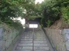 鳳出観音教会の山門