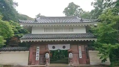 目の霊山　油山寺の山門