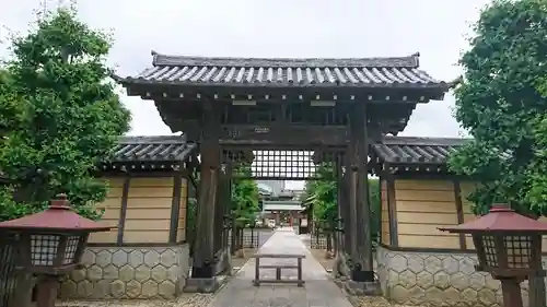 三学院の山門